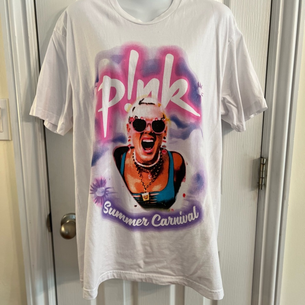 Pink Summer Carnival 2023 Concert Graphic T-Shirt